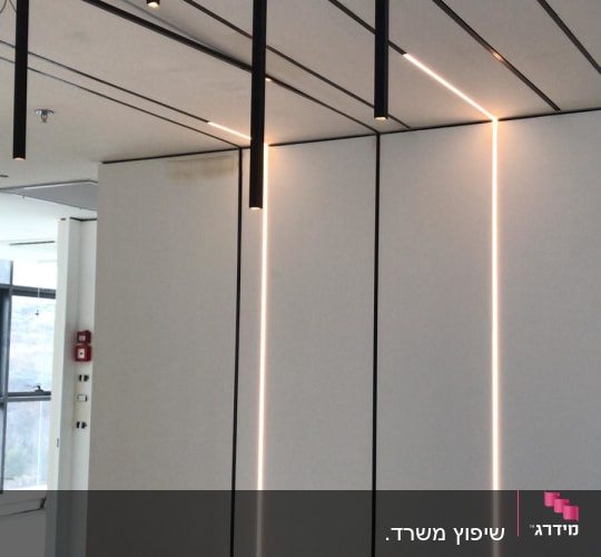 תאורה שקועה בתקרה וקירות במהלך שיפוץ